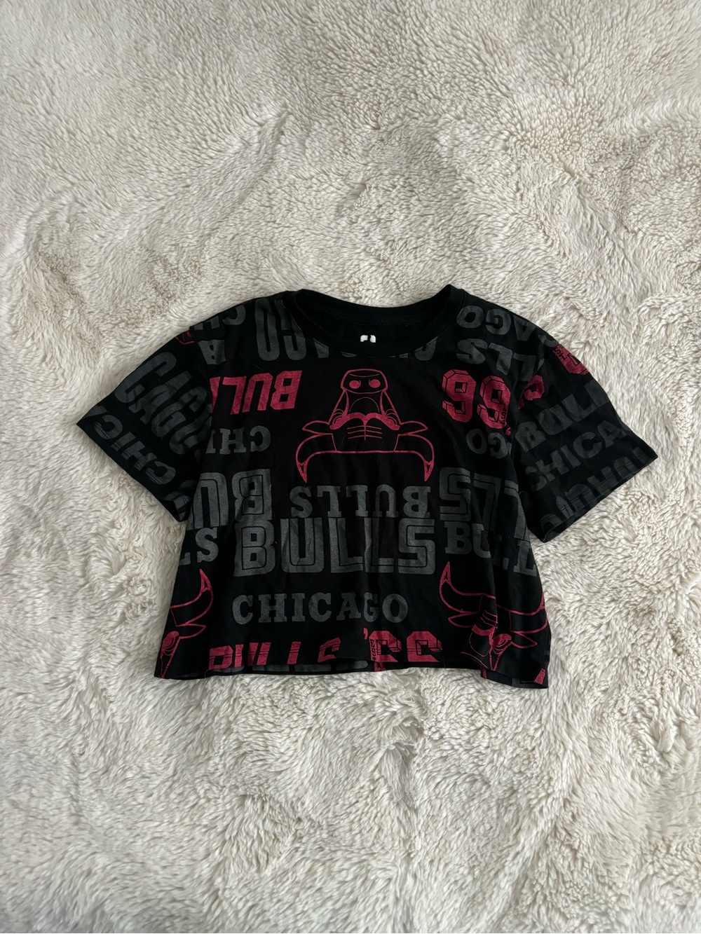 NBA Chicago Bulls Black & Red Graphic Print Cropped T-Shirt